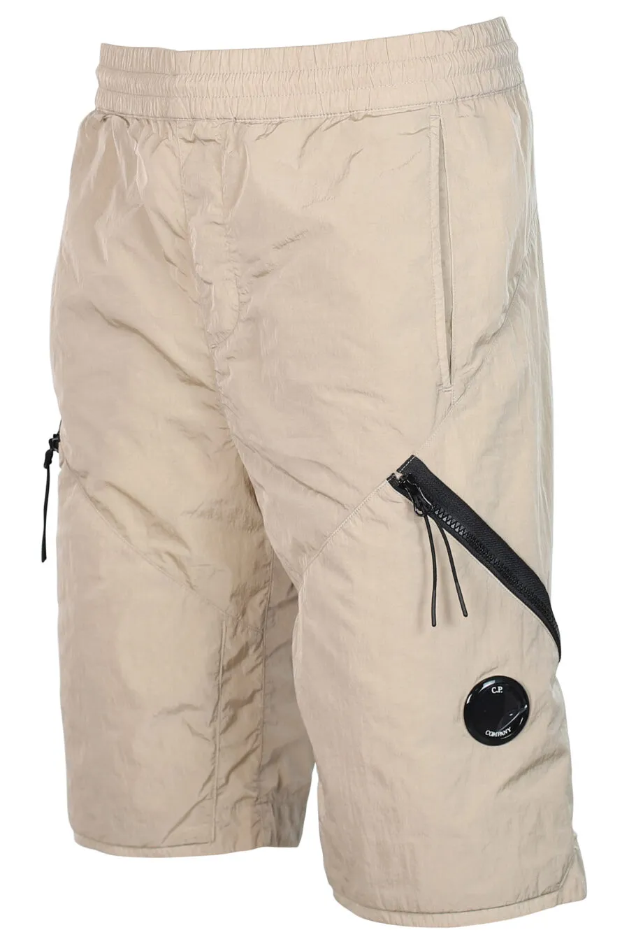 Pantalón corto beige con cremallera diagonal y logo lente