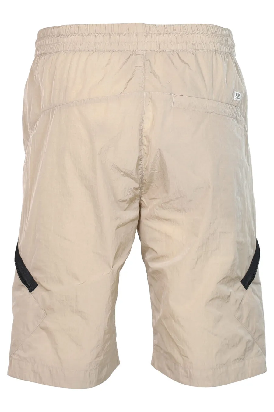 Pantalón corto beige con cremallera diagonal y logo lente