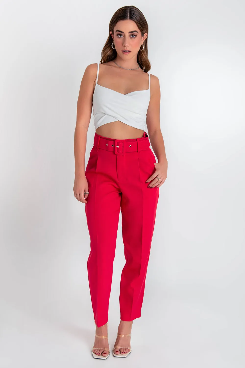 Pantalón fit recto de pinzas con cinturón