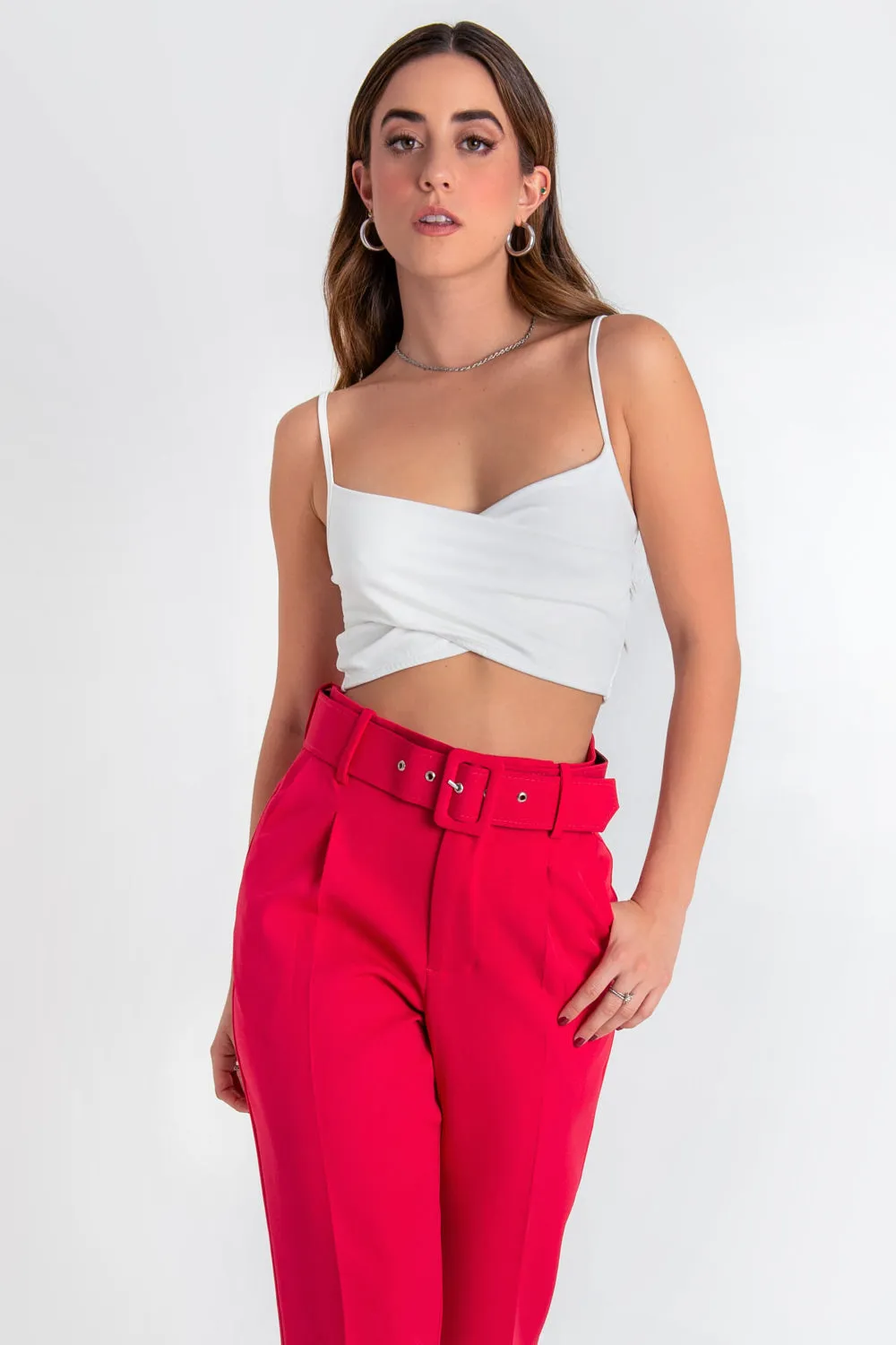 Pantalón fit recto de pinzas con cinturón