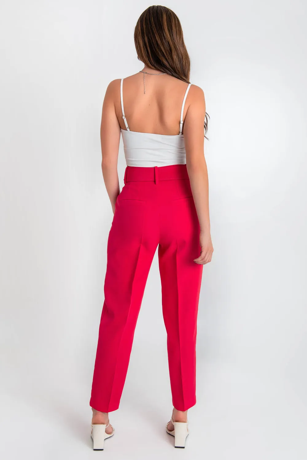Pantalón fit recto de pinzas con cinturón