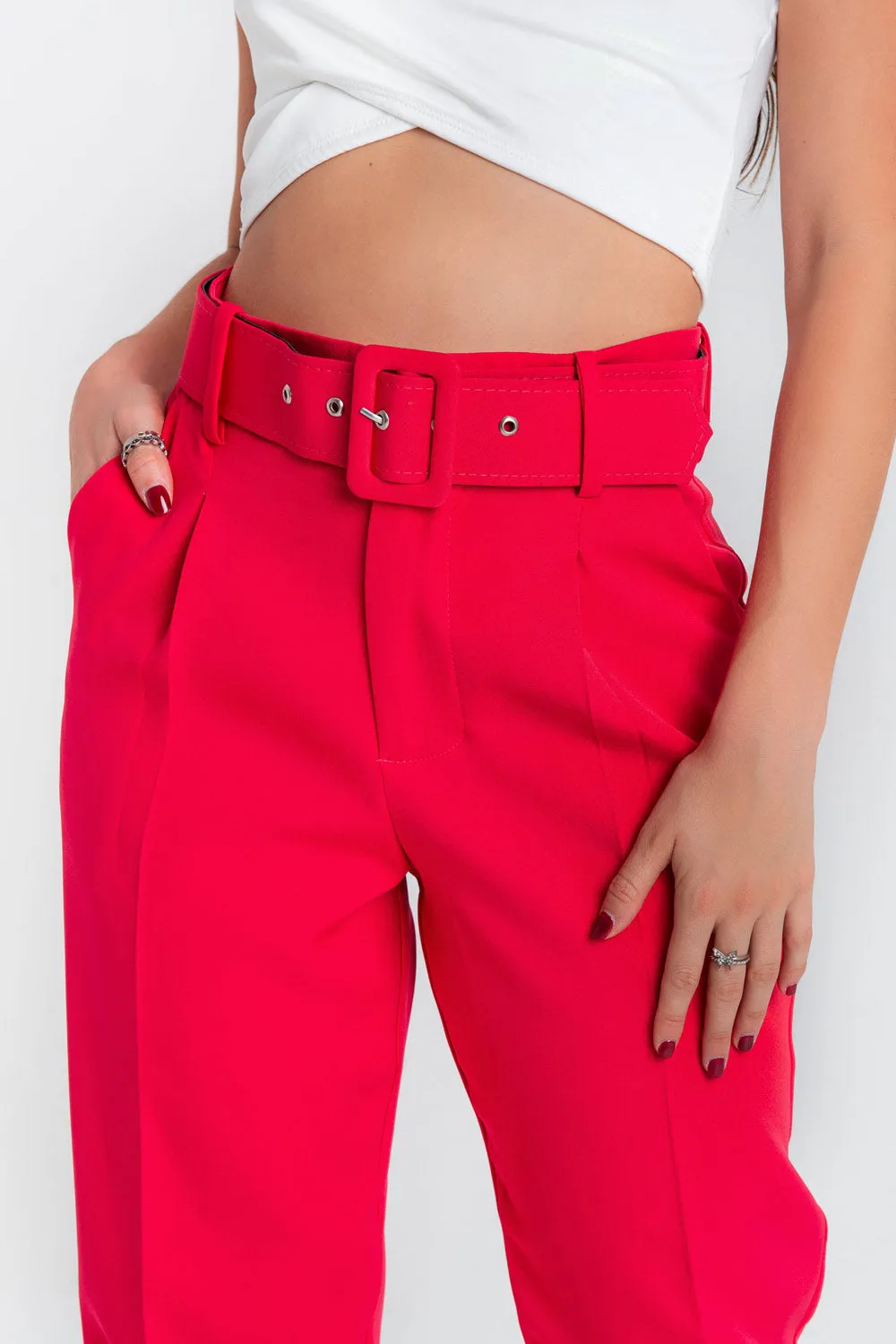 Pantalón fit recto de pinzas con cinturón