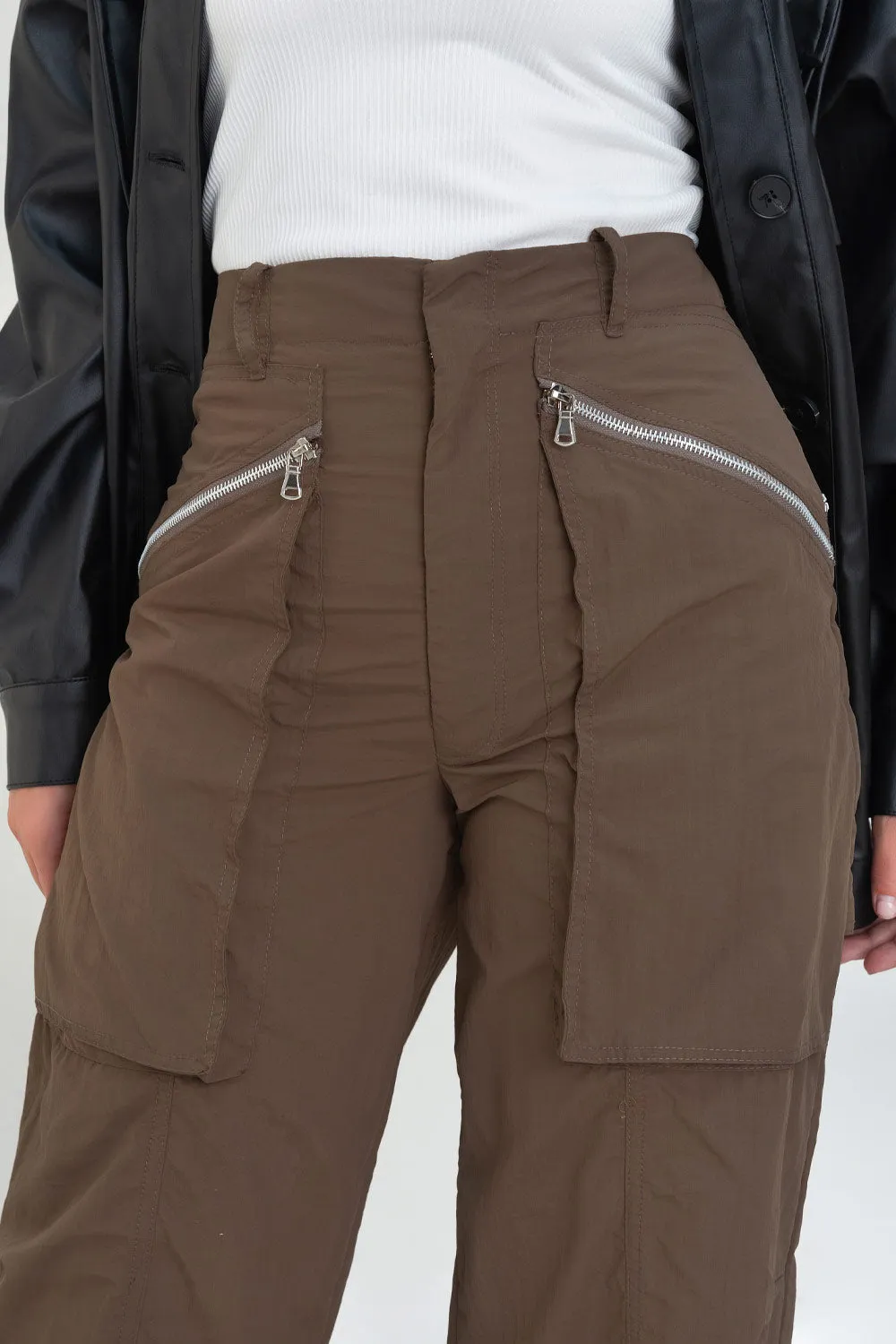 Pantalón parachute con cremalleras en contraste