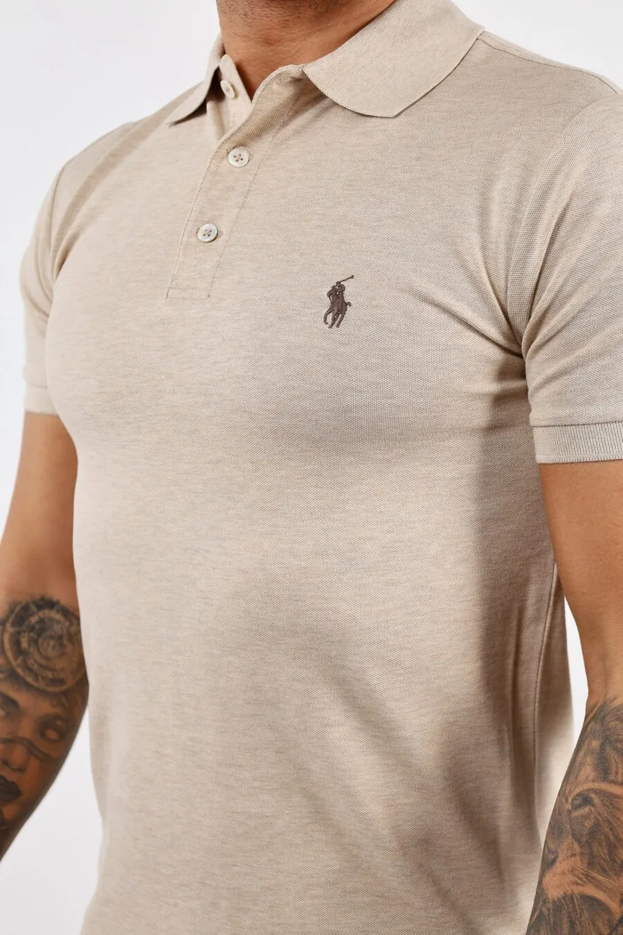 Polo beige con minilogo 