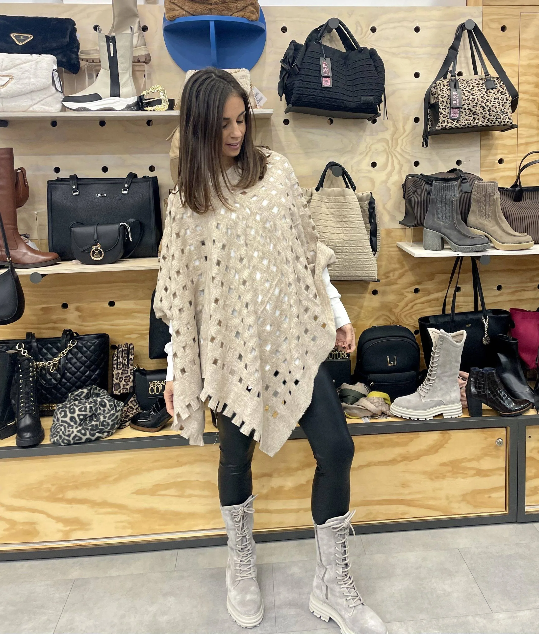 Poncho troquelado Beige