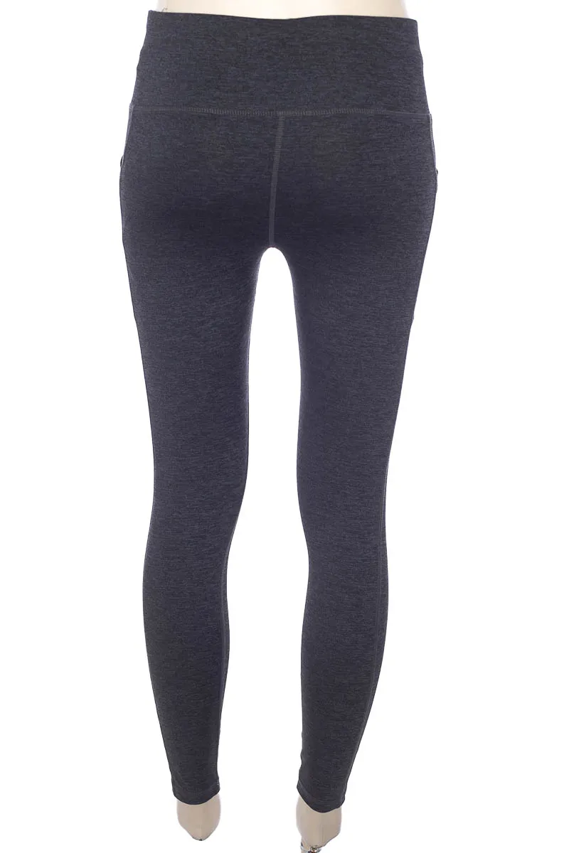 ROPA DEPORTIVA / SALIDA DE BAñO COLOR GRIS  AVíA