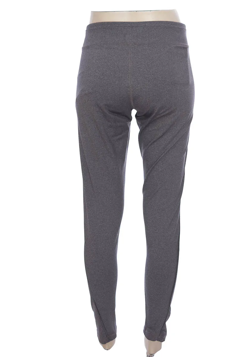 ROPA DEPORTIVA / SALIDA DE BAñO COLOR GRIS  GEF