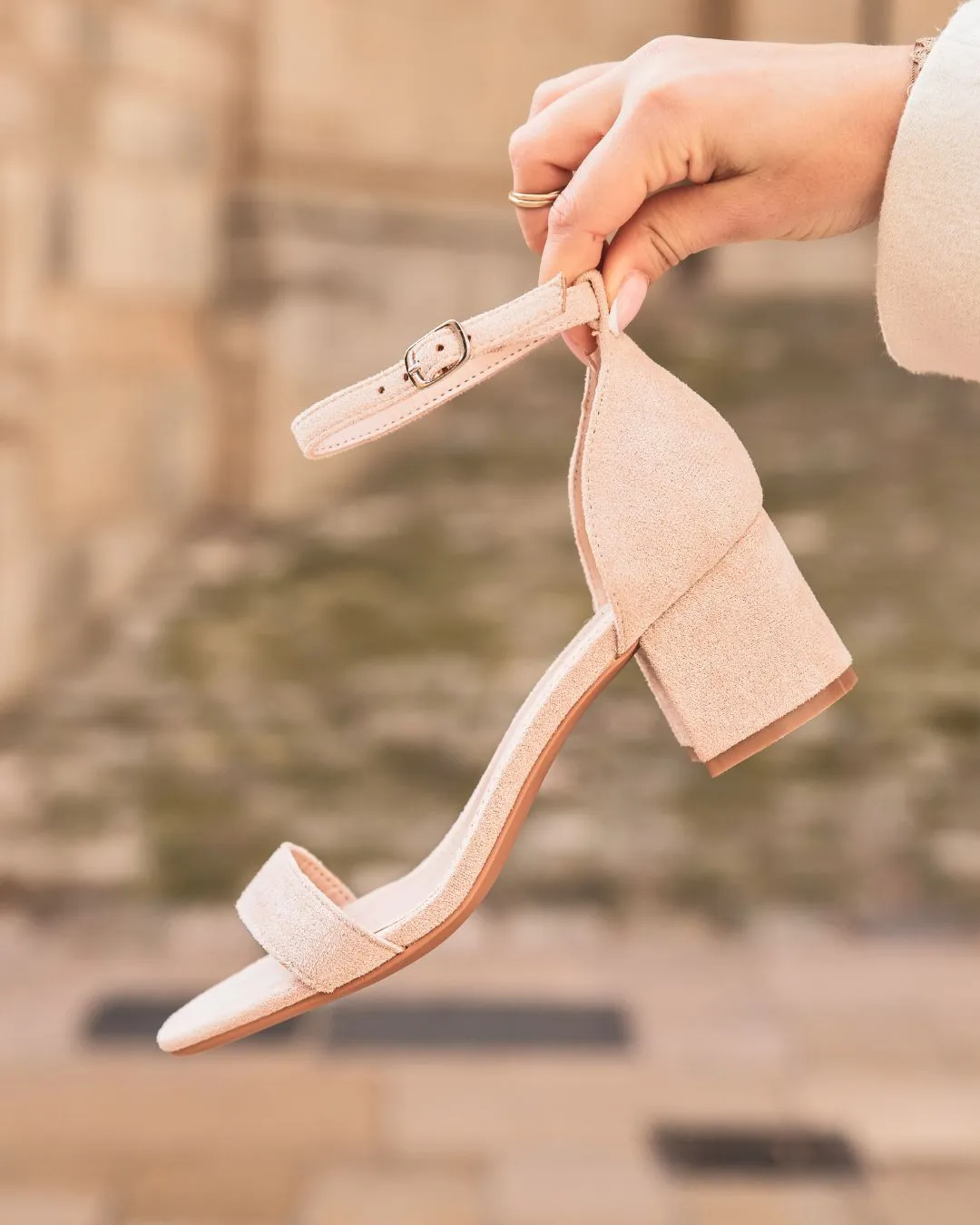 SANDALIA DE MUJER CON TACóN CUADRADO EN BEIGE  SOFIA