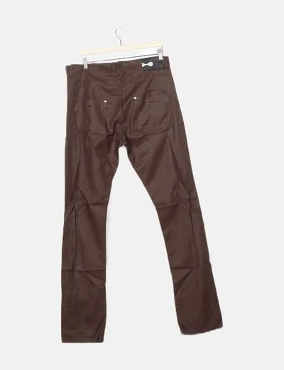 SKUNKFUNK  SKFK PANTALóN ENCERADO MARRóN CHOCOLATE