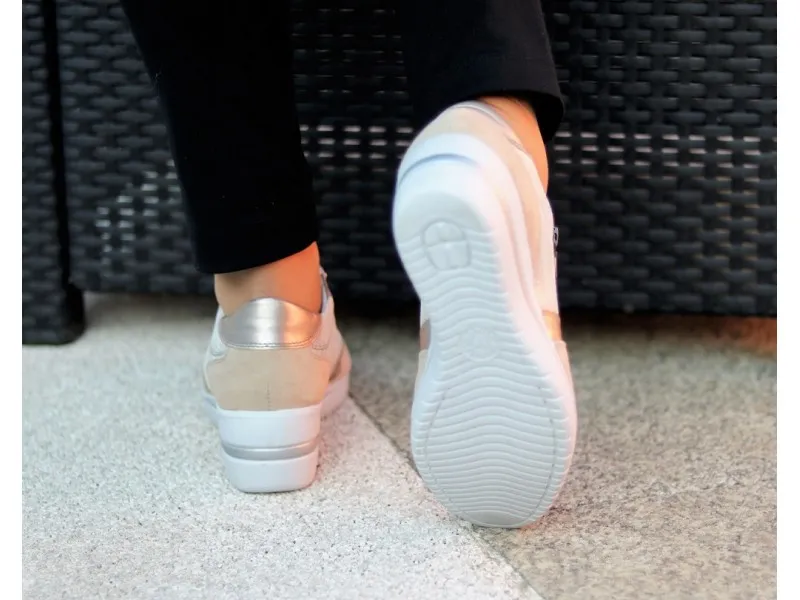 SNEAKERS CON CUÑE PATRIZIA MEPHISTO EN COLOR GRIS