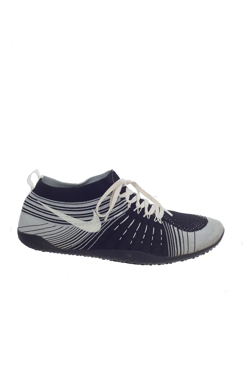 TENIS COLOR GRIS  NIKE
