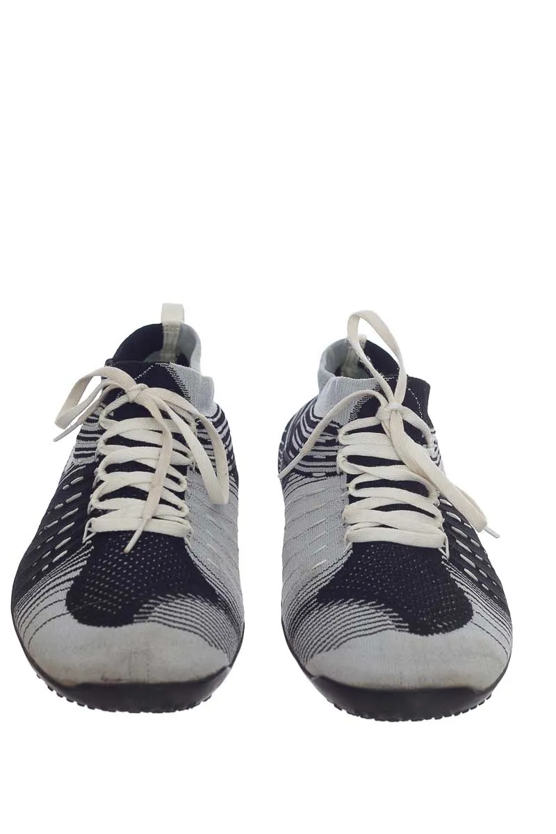 TENIS COLOR GRIS  NIKE