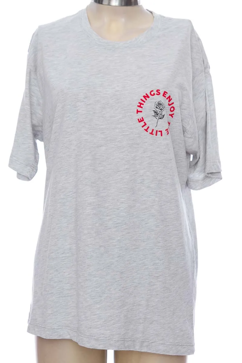 TOP / CAMISETA COLOR GRIS  BASEMENT