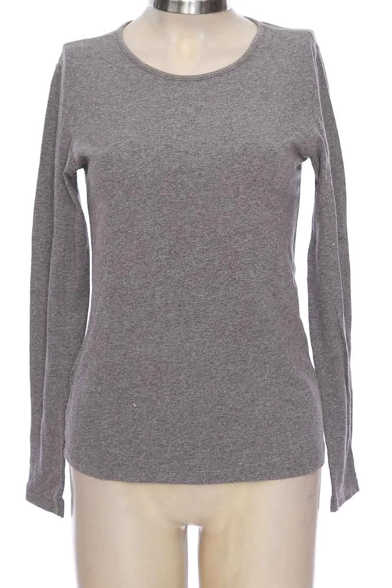 TOP / CAMISETA COLOR GRIS  CLOSEANDO