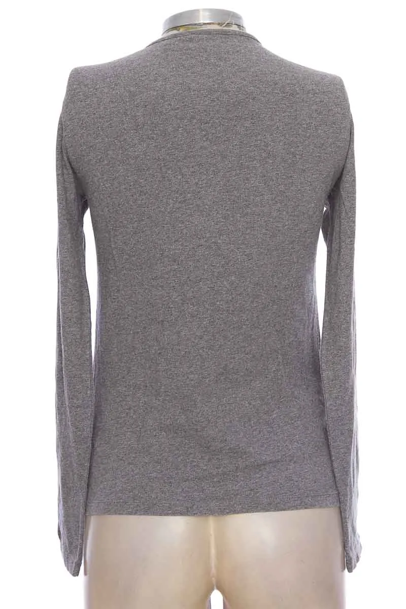 TOP / CAMISETA COLOR GRIS  CLOSEANDO