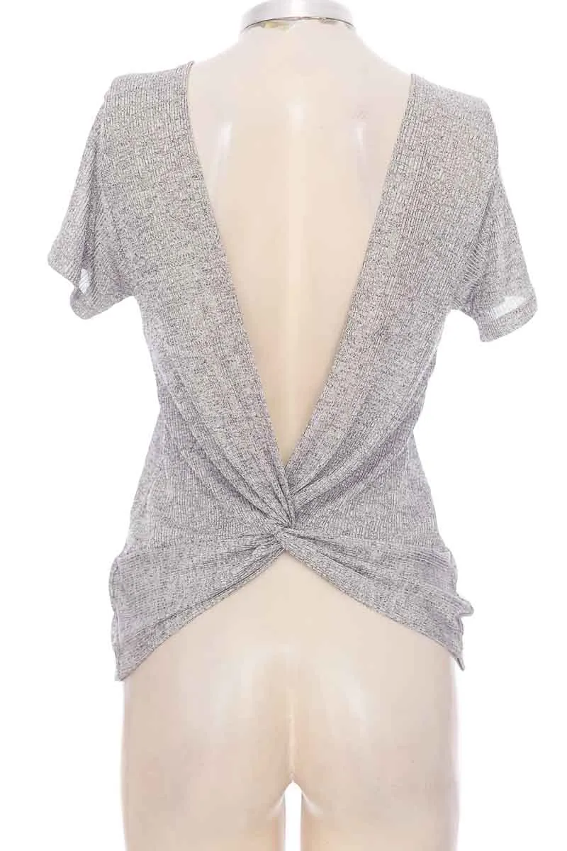 TOP / CAMISETA COLOR GRIS  PACíFIKA