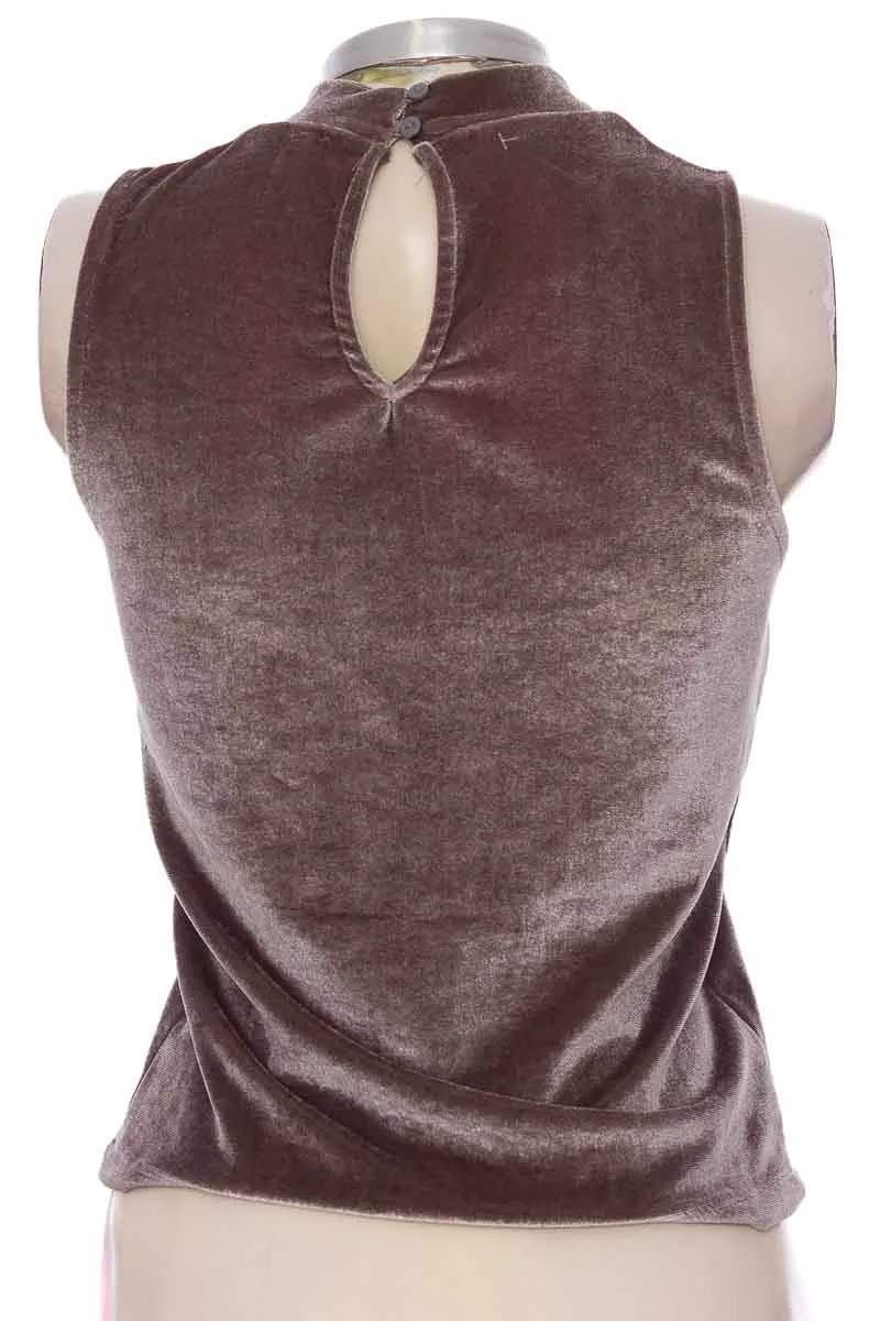 TOP / CAMISETA COLOR GRIS  STRADIVARIUS