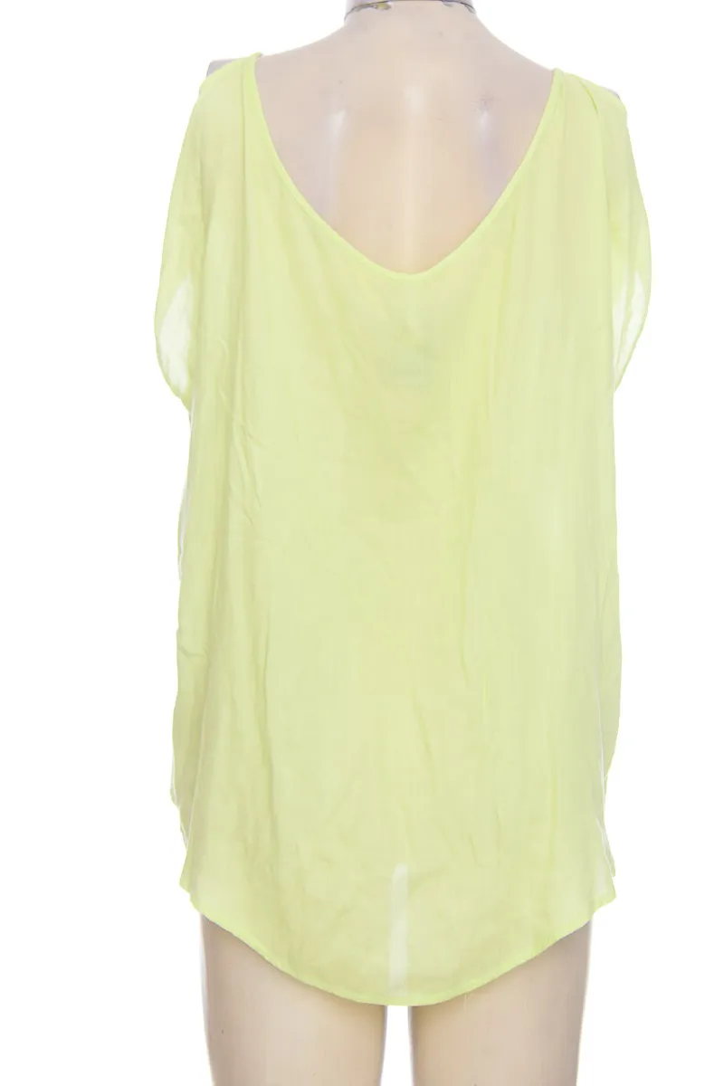 TOP / CAMISETA COLOR VERDE  STRADIVARIUS