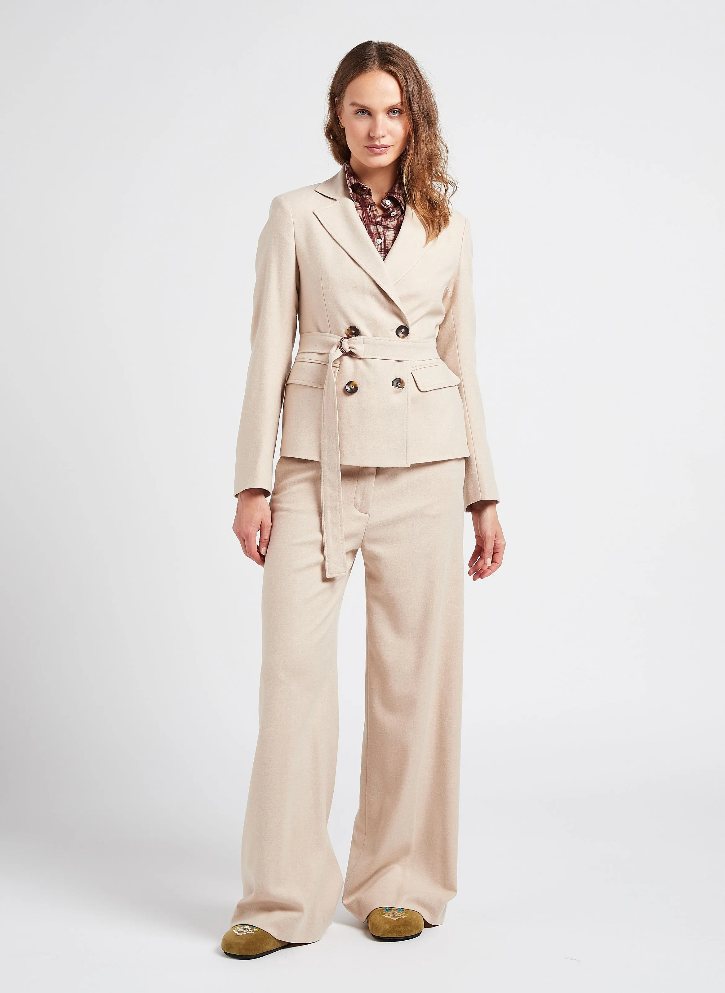 VANIO  CHAQUETA AJUSTADA CON CUELLO SASTRE EN BLANCO