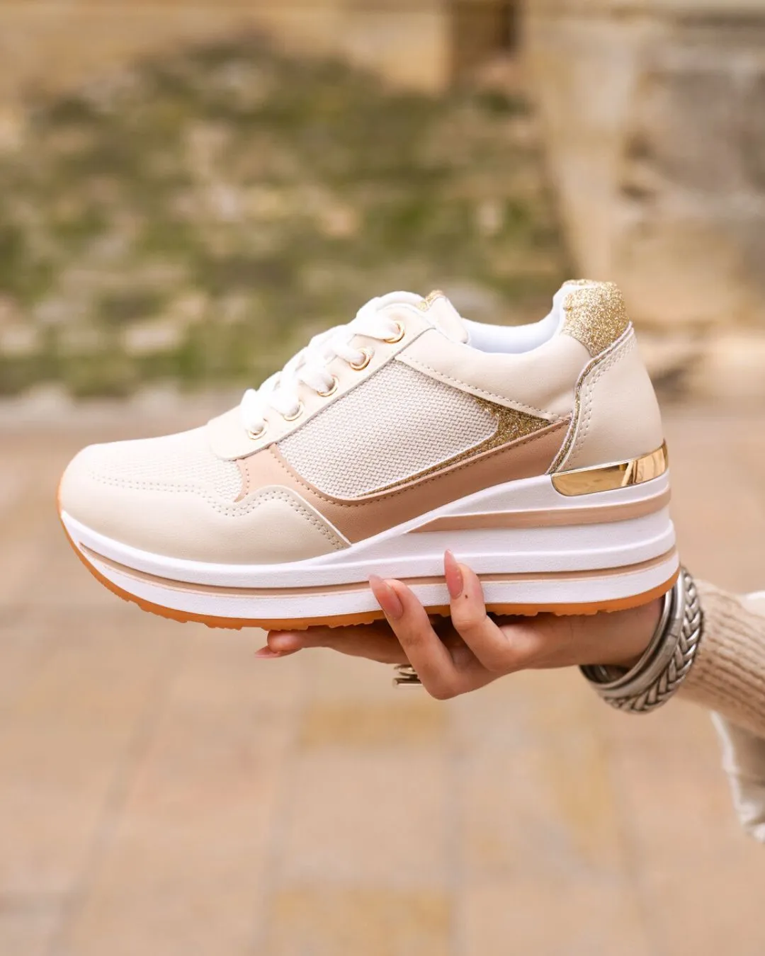 ZAPATILLAS CON CUñA PARA MUJER EN COLOR BEIGE CON CORDONES  MIRA