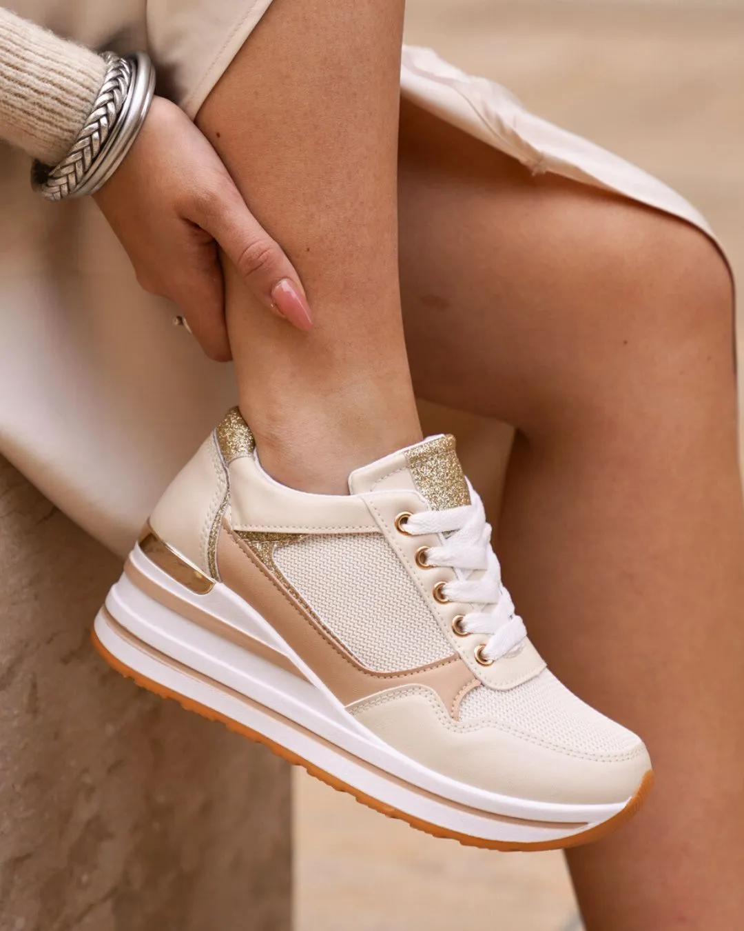 ZAPATILLAS CON CUñA PARA MUJER EN COLOR BEIGE CON CORDONES  MIRA