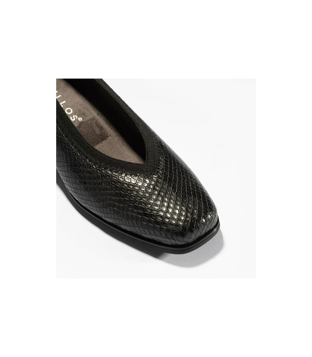 Zapato corte salón con elástico en color negro