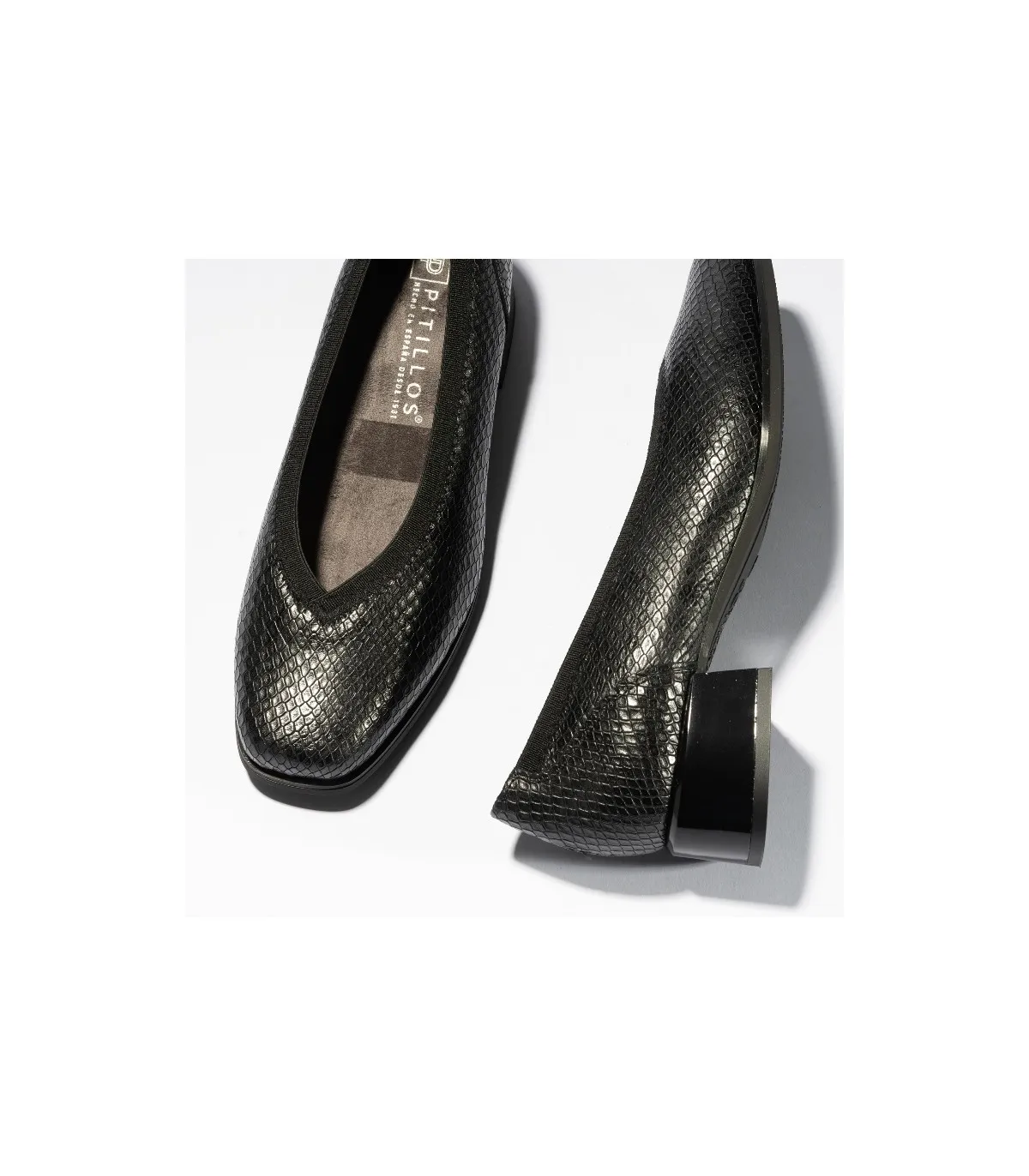 Zapato corte salón con elástico en color negro